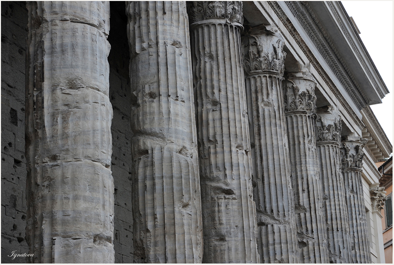    (Tempio di Adriano)